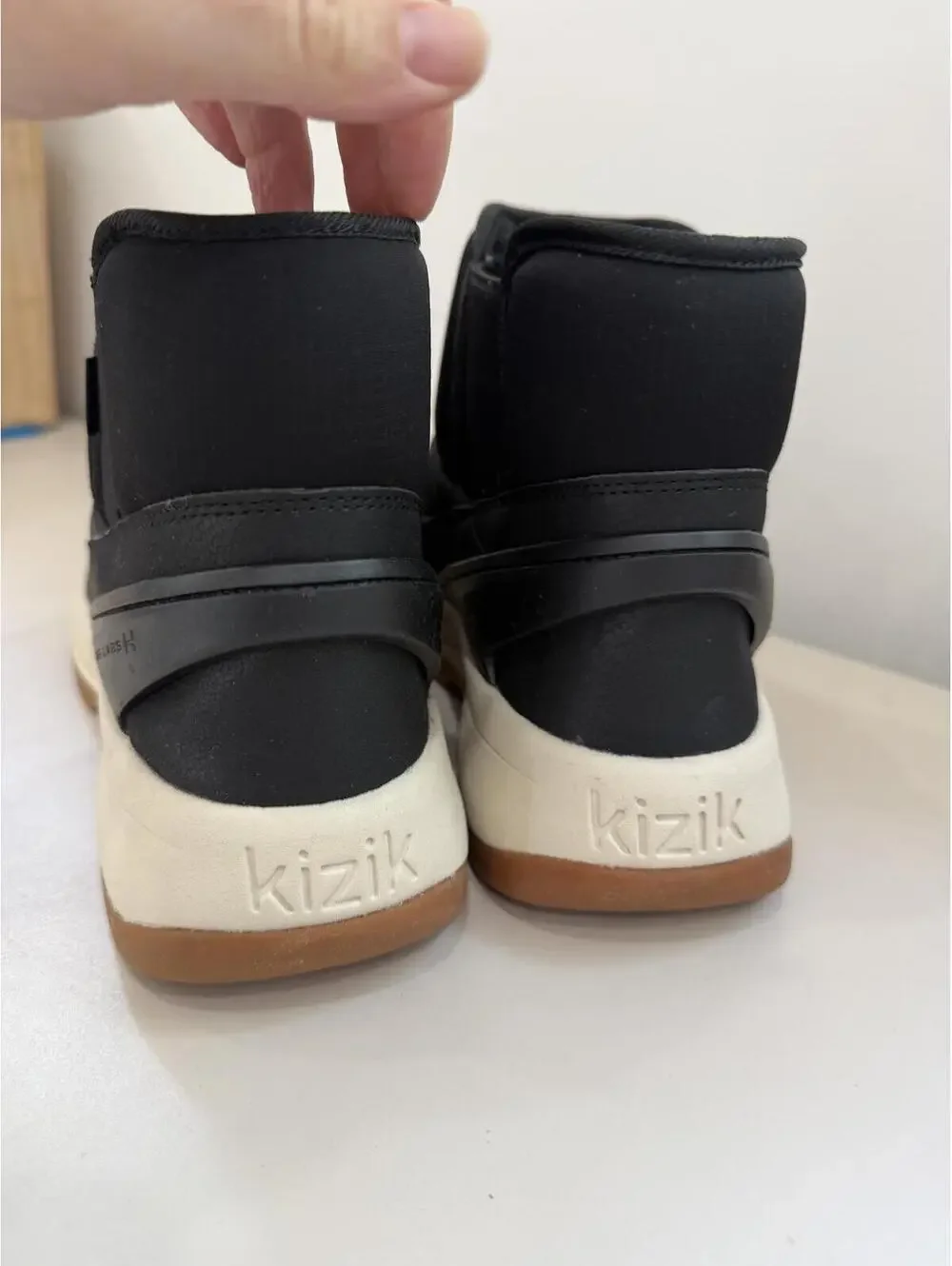 Kizik Black Slip-On Casual Shoes with White Sole Juno 2 Size 10